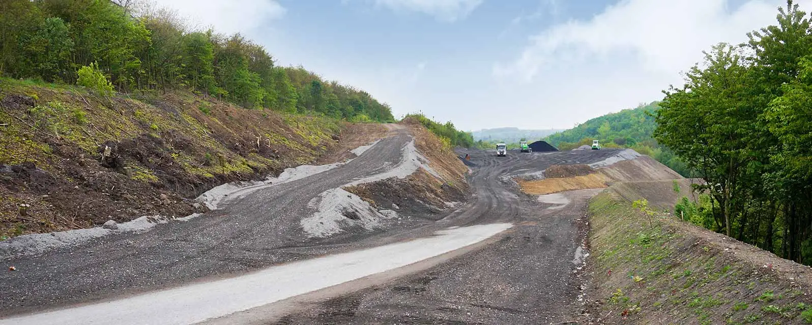 Einbau des Ersatzbaustoffes GRANOVA mit Eisensilikatsand für erhöhte Dichte Besondere Materialanforderungen bei der Stabilisierung der Skihalle